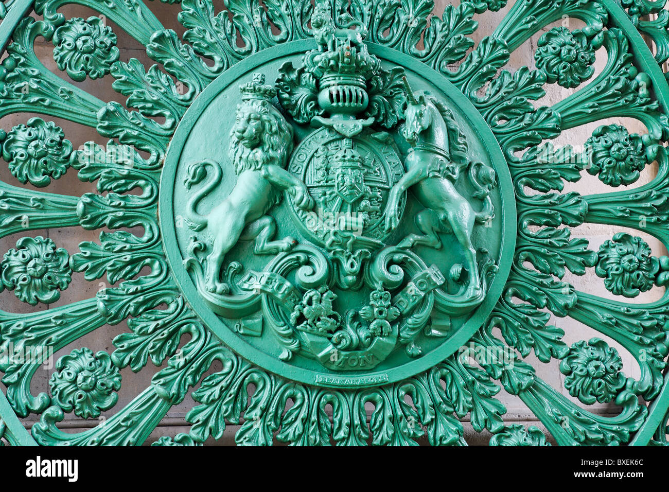 Royal Crest sul gate del Wellington Arch, Constitution Hill, London, Regno Unito Foto Stock
