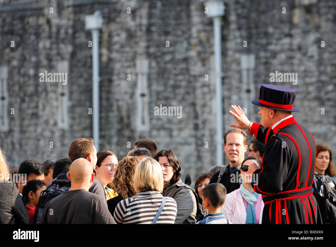 Beefeater con un gruppo di tour presso la Torre di Londra, Regno Unito Foto Stock