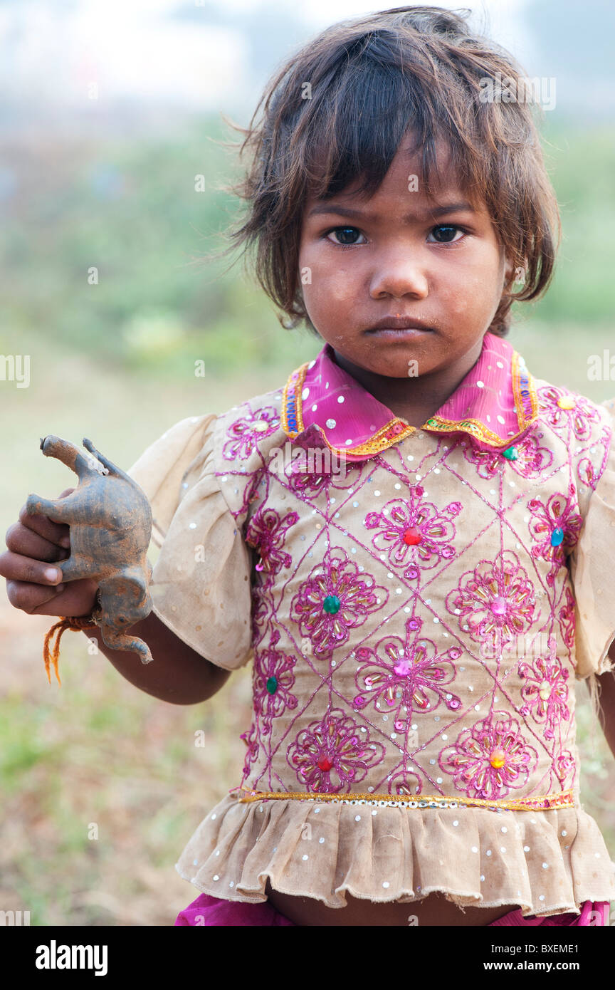 I giovani poveri di casta inferiore Indian street ragazza con un giocattolo elefante in legno. Andhra Pradesh, India Foto Stock