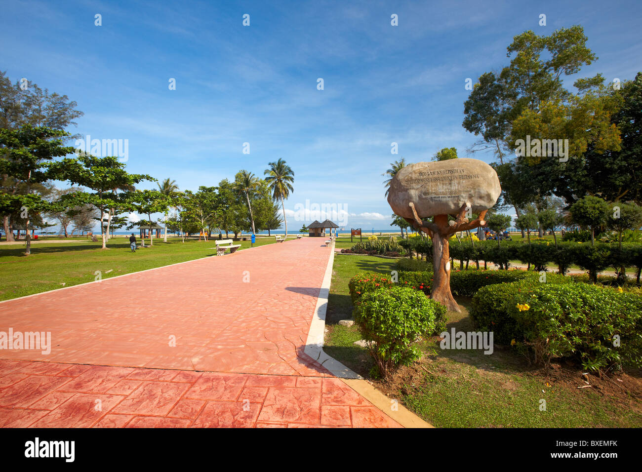 La passerella a Pantai Muara beach, Muara, Brunei Darussalam, Asia Foto Stock