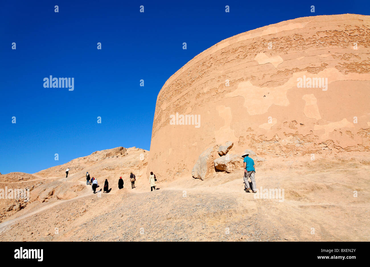 Gruppo di tour a piedi una torre del silenzio, zoroastriane sepoltura, a Yazd, Iran Foto Stock