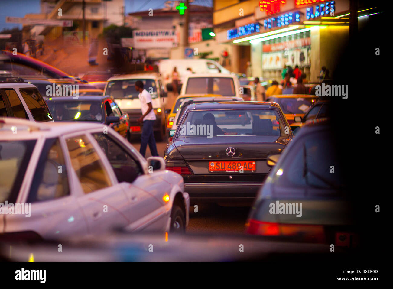 Il traffico di Yaoundé Camerun auto taxi città di occupato Foto Stock