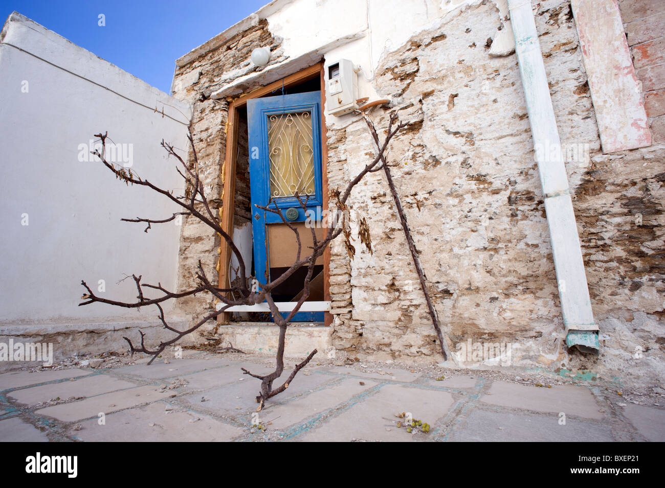 Facciata di una casa abbandonata in Isternia, un piccolo villaggio greco situato sull'Cyclade isola di Tinos. Foto Stock