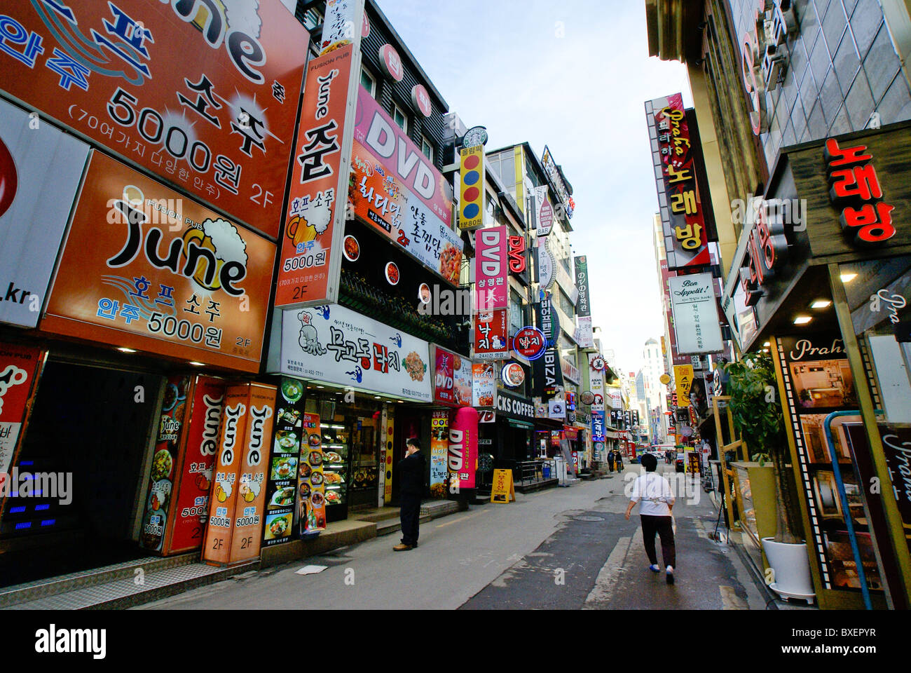 Strada pedonale nel quartiere di Jongno, Seoul, Corea del Sud Foto Stock