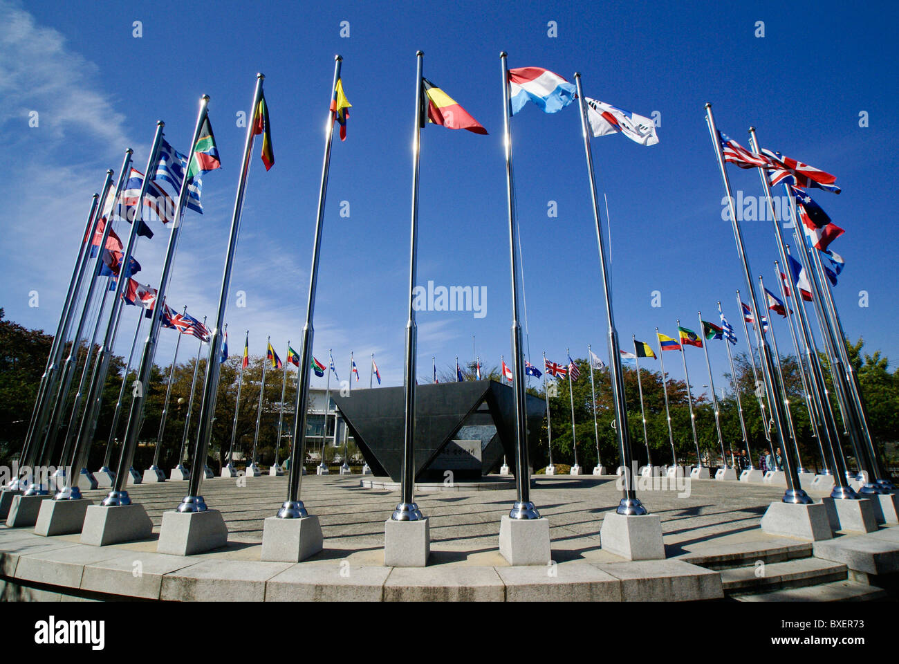 Cerchio di bandiere nazionali a Imjingak, coreano zona demilitarizzata Foto Stock