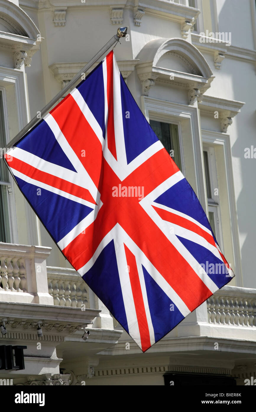 Union Jack Flag di fronte all'Hotel a Londra Foto Stock