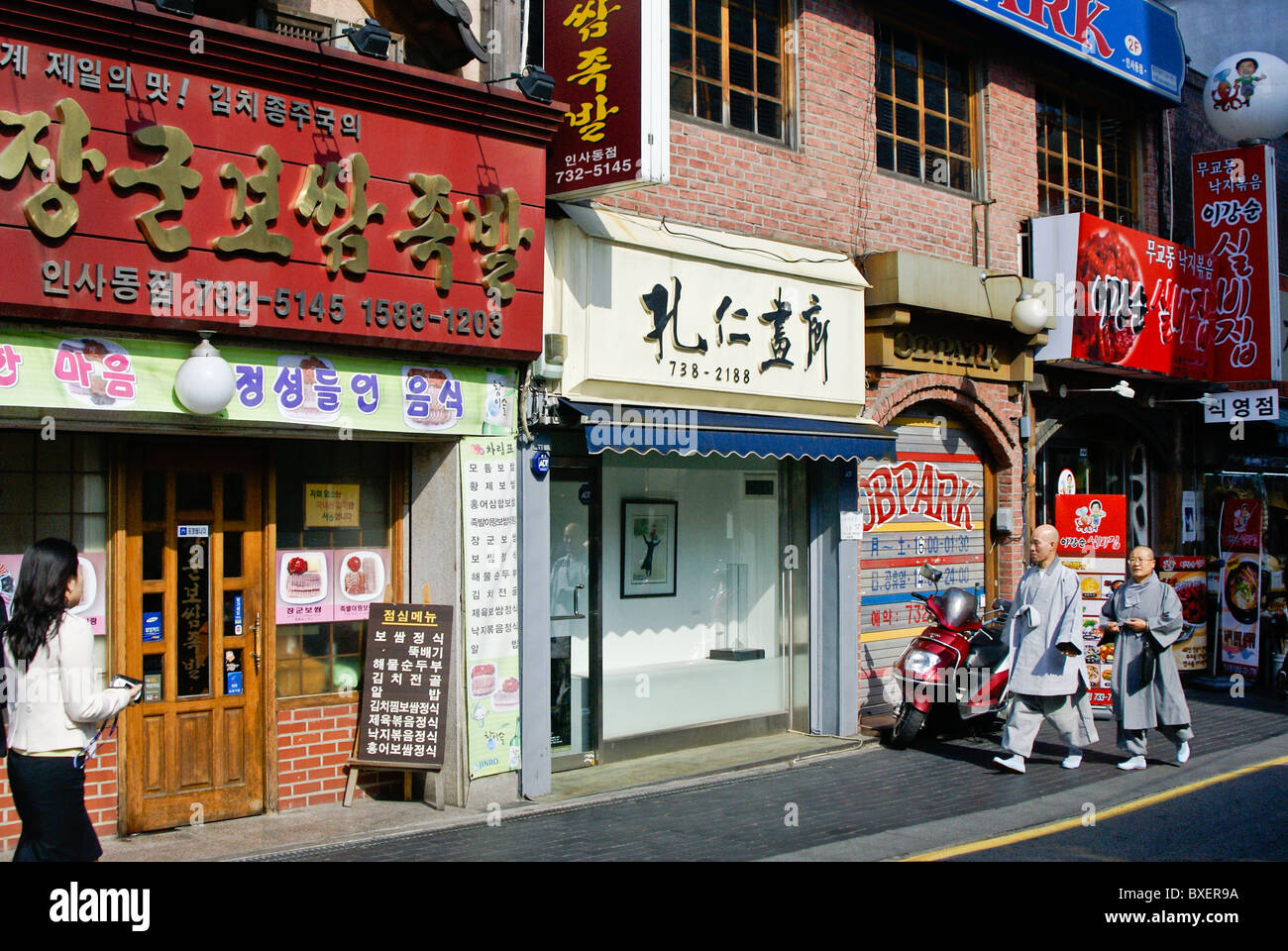Scena di strada nel quartiere di Insadong, Seoul, Corea del Sud Foto Stock