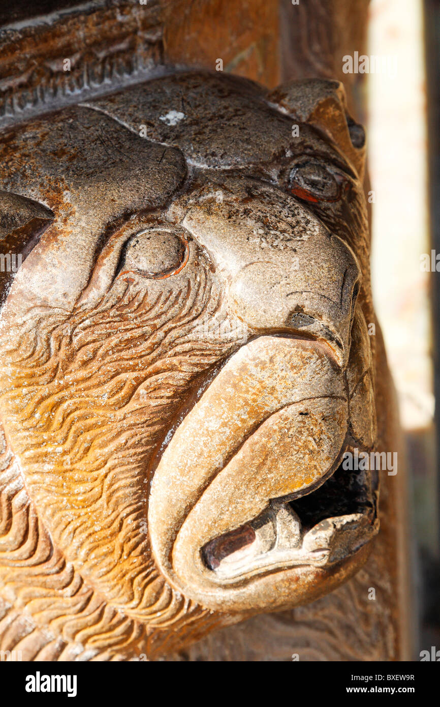 Dettaglio di un leone scultura alla base di una colonna di th Chehel Sutun, un padiglione di Safavid, Isfahan, Iran Foto Stock