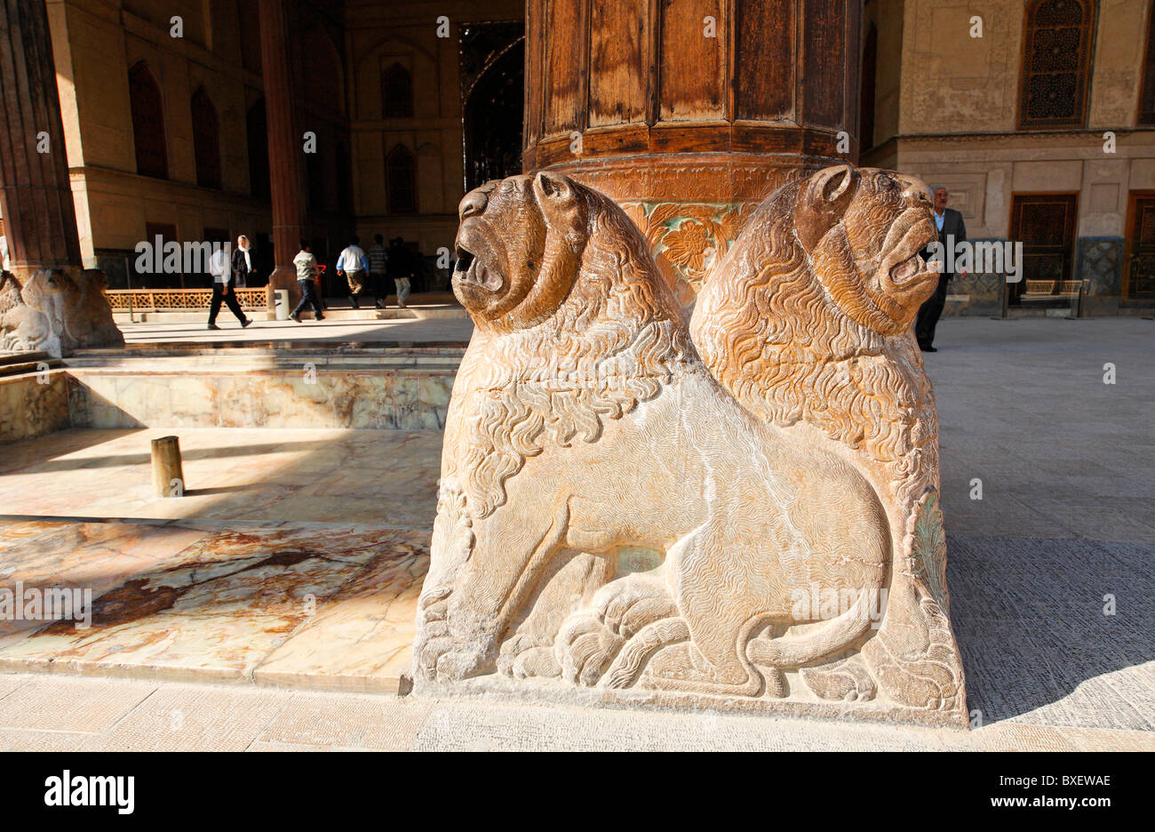 Lion scultura alla base di una colonna del Chehel Sutun, un padiglione di Safavid, Isfahan, Iran Foto Stock