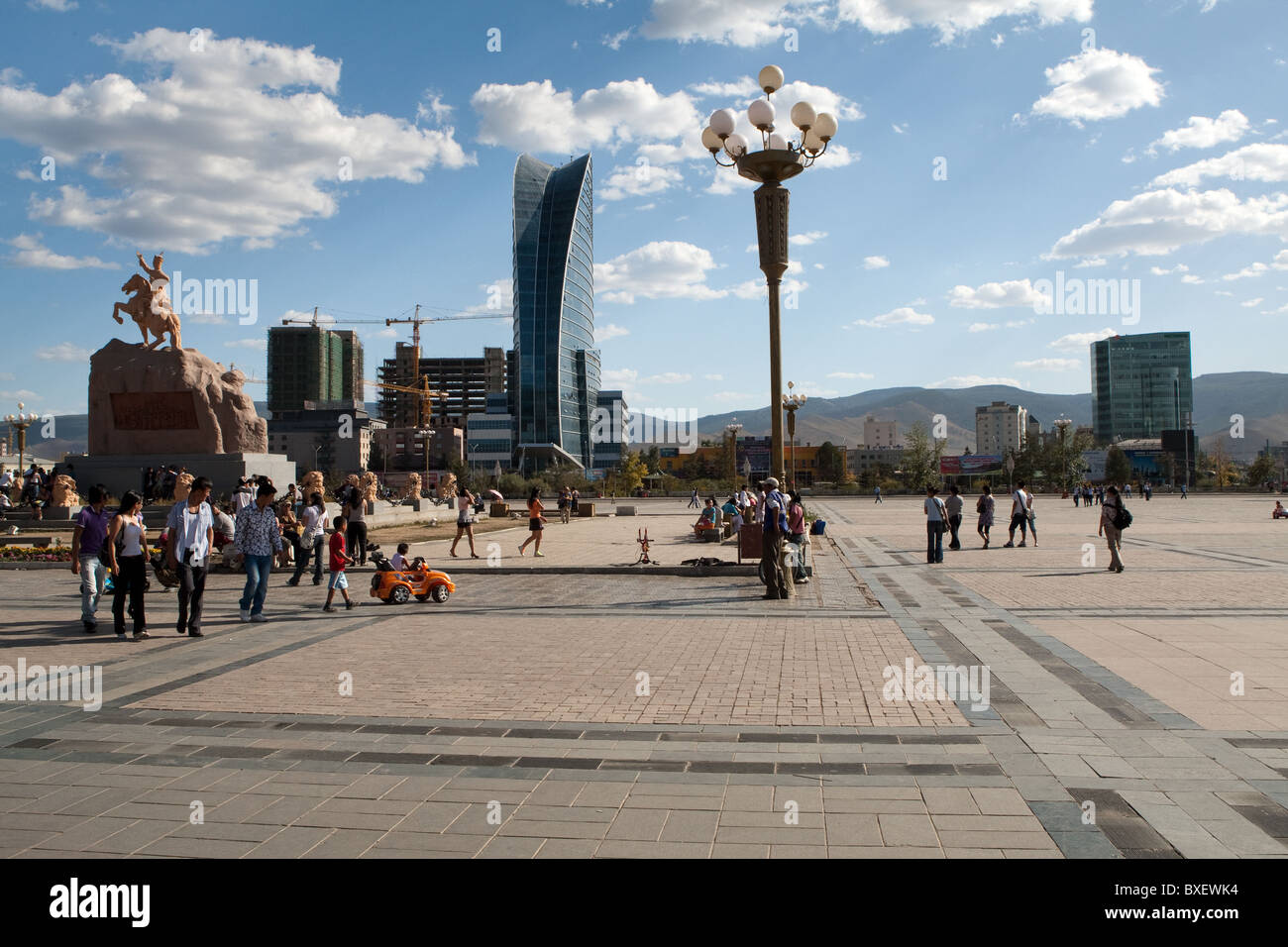 Damdin Sukhbaatar statua, Sukhbaatar Square, Ulaanbaatar, in Mongolia. Soldato galante 1921 rivoluzione Foto Stock