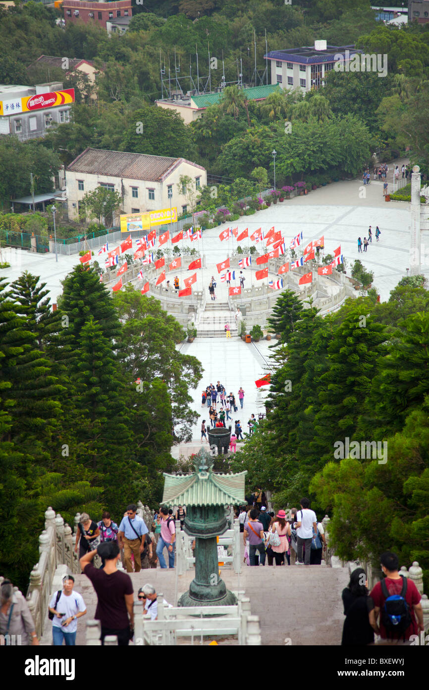 Hong Kong, l'Isola di Lantau molto ripidi scalini che conducono al Monastero di Po Lin nella parte inferiore Foto Stock