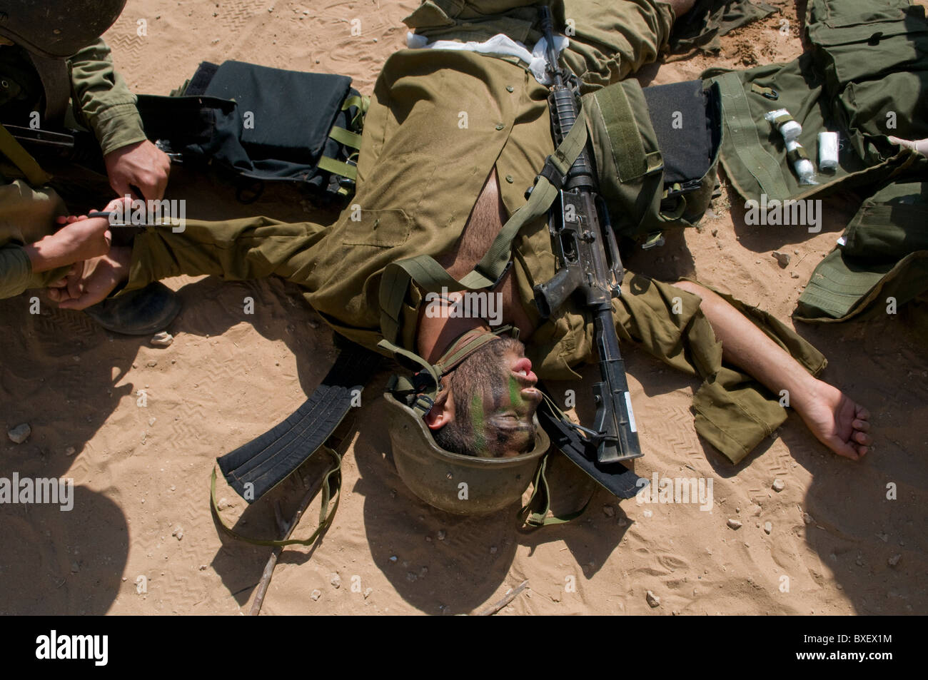 Un soldato ferito simulato giace a terra durante l'esercitazione di guerra urbana dell'esercito israeliano IDF nella base militare di Tzrifin in Israele Foto Stock