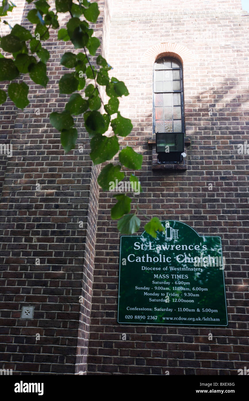 Nome esterno, i tempi per la messa e segno di contatto per San Lorenzo della chiesa cattolica a Feltham, Londra. Foto Stock