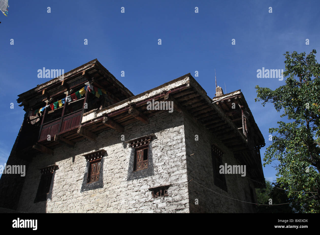 Una tradizionale casa tibetana nella campagna intorno al villaggio di Zhonglu (vicino a Danba), Porvince Sichuan, in Cina. Foto Stock