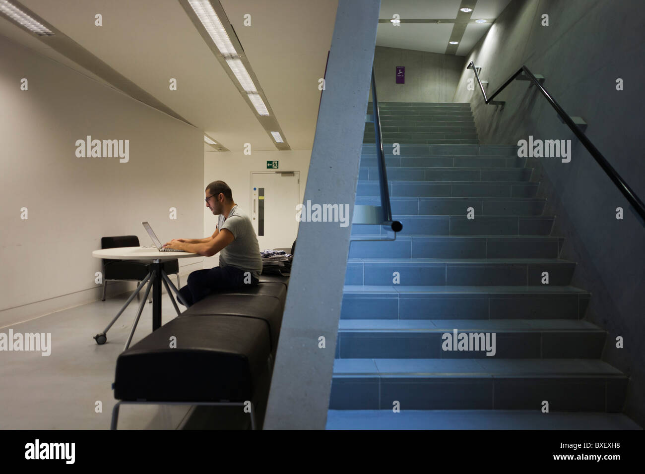 Matura studi dello studente in isolamento in Daniel Libeskind progettato Graduate Center alla London Metropolitan University. Foto Stock
