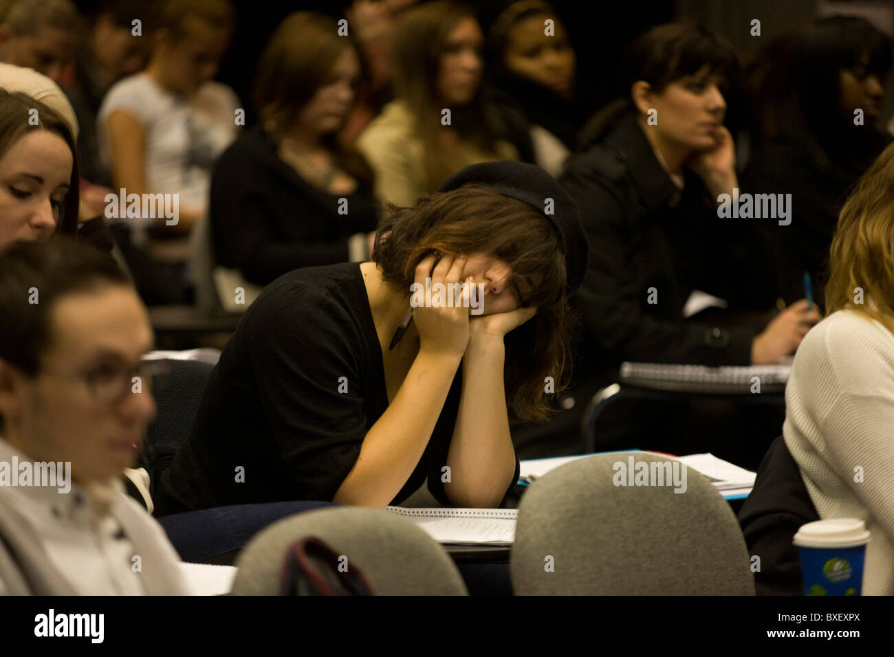 Stanco ragazza dorme degli studenti attraverso la lezione di Henry Thomas lecture theatre al London Metropolitan University. Foto Stock