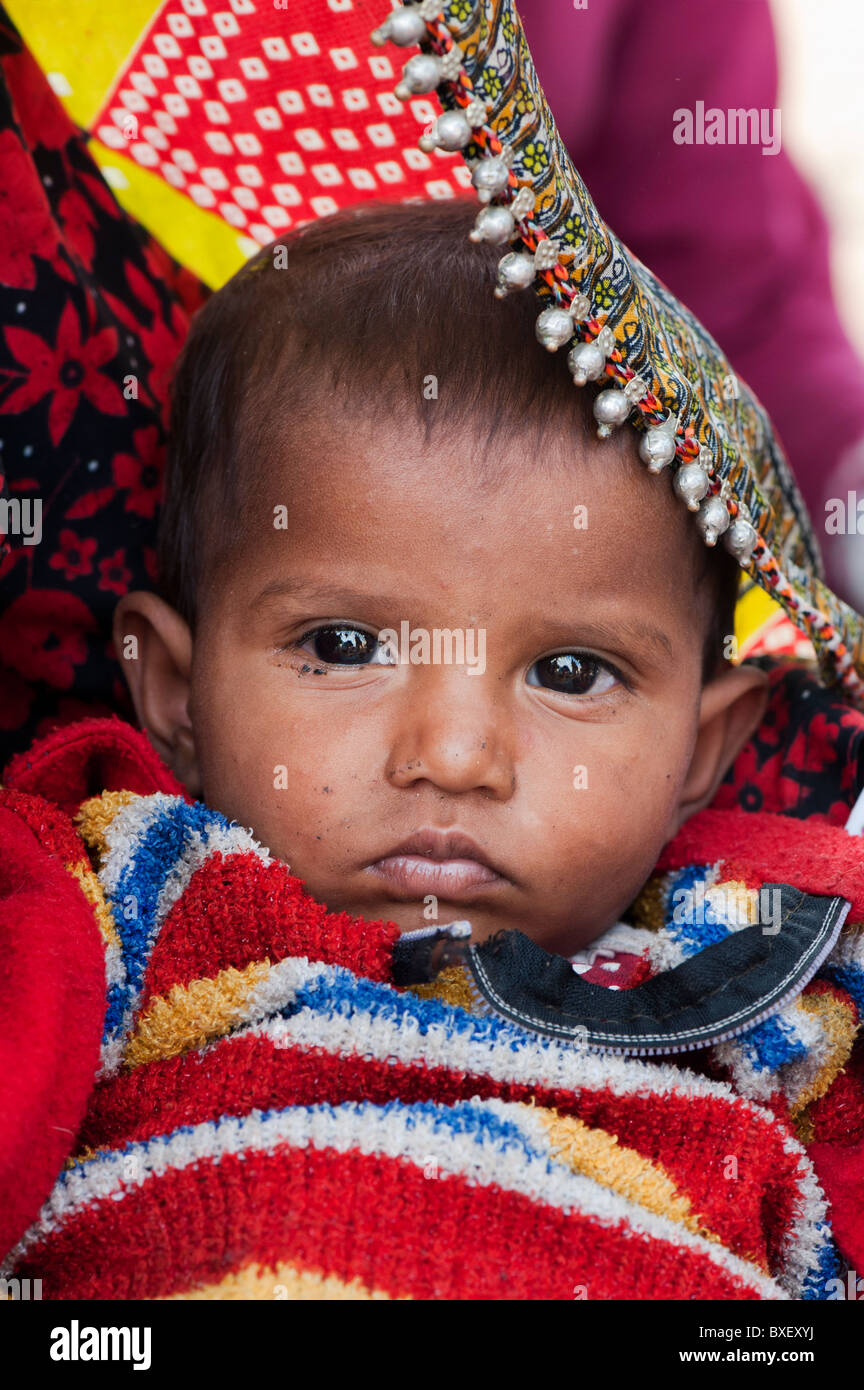 Gadia Lohar. * Il Rajasthan nomadi baby boy. India del vagabondaggio fabbri. India Foto Stock