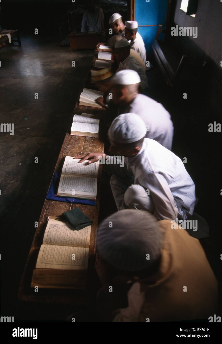 I bambini seduti in una madrassa o scuola islamica di recitare il Corano a memoria a Dhaka, nel Bangladesh. Foto Stock