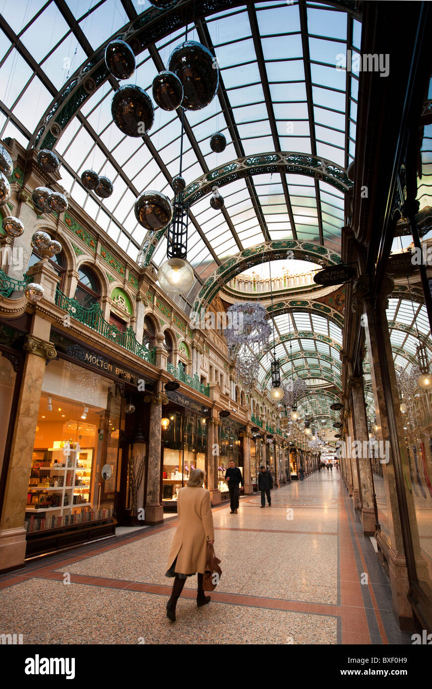 Regno Unito, Inghilterra, Yorkshire, Leeds, Victoria Quarter, County porticato decorato a Natale Foto Stock