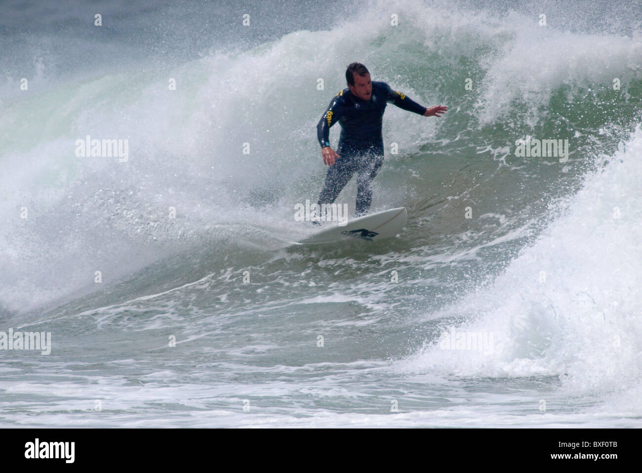 Surfer a winkipop vicino a Bells Beach Victoria Australia Foto Stock