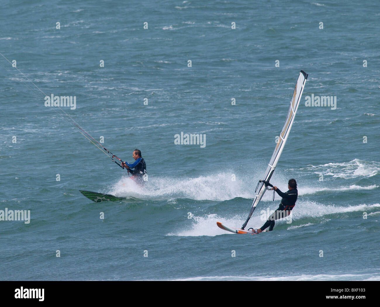 Windsurf e KITESURFER A TORQUAY VICTORIA AUSTRALIA Foto Stock