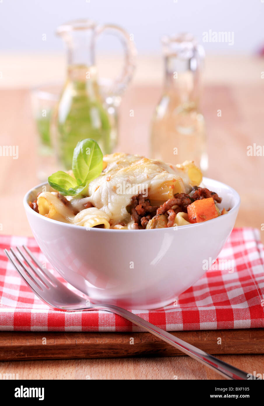 Pasta alla bolognese con il formaggio fuso sulla parte superiore Foto Stock