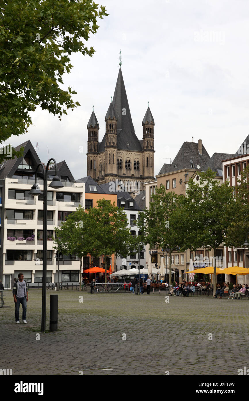 Vista sul Buttermarkt a Colonia con Gross la chiesa di St Martin in background Foto Stock