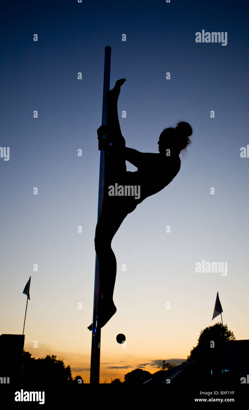 Poli femmina ballerina praticando al Glastonbury festival Foto Stock