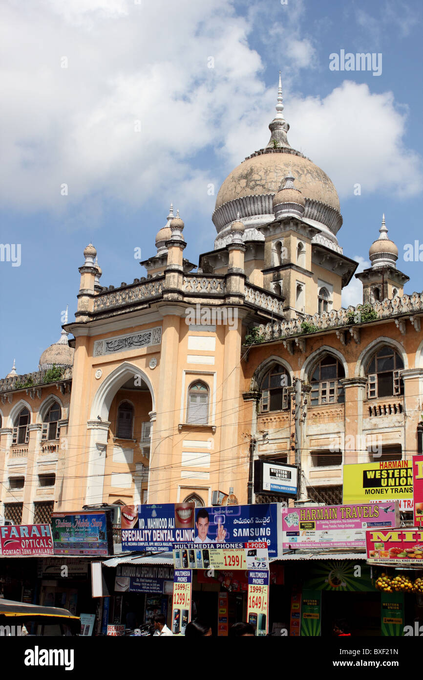 Vista di Unani Charminar Ospedale e strada trafficata scena di Hyderabad, India Foto Stock