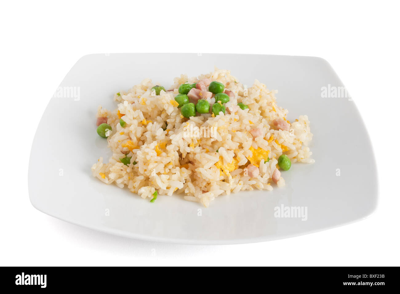 Il piatto con il riso Cantonese isolato su sfondo bianco con tracciato di ritaglio Foto Stock