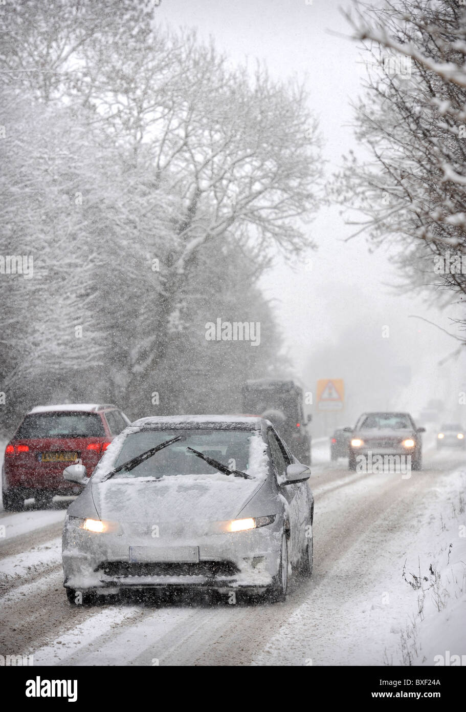 Il traffico catturato in condizioni di bufera di neve sulla A40 nei pressi di Andoversford Gloucestershire 18 Dic 2010 Foto Stock