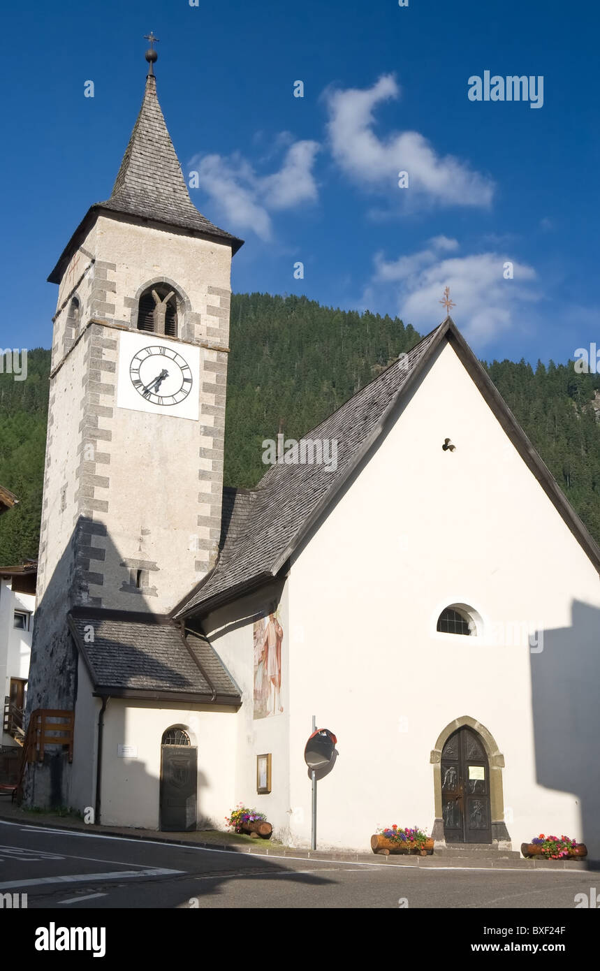 Piccola chiesa di Canazei, Trentino, Italy. Canazei è una famuos piccola cittadina in val di Fassa Dolomiti italiane. Foto scattata con po Foto Stock