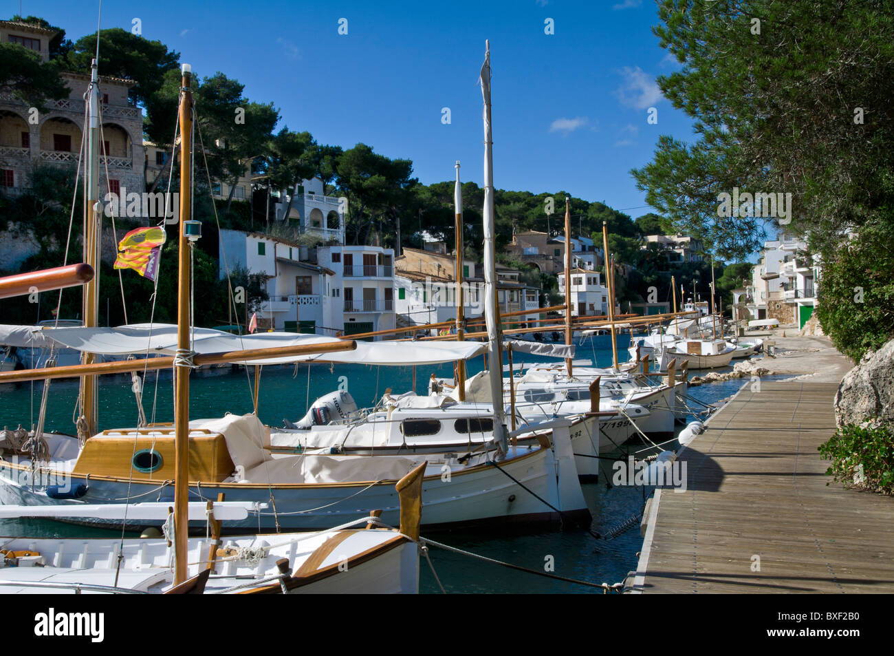 Cala Figuera porto con la pesca e le barche a vela case e ville a Maiorca Isole Baleari Spagna Foto Stock