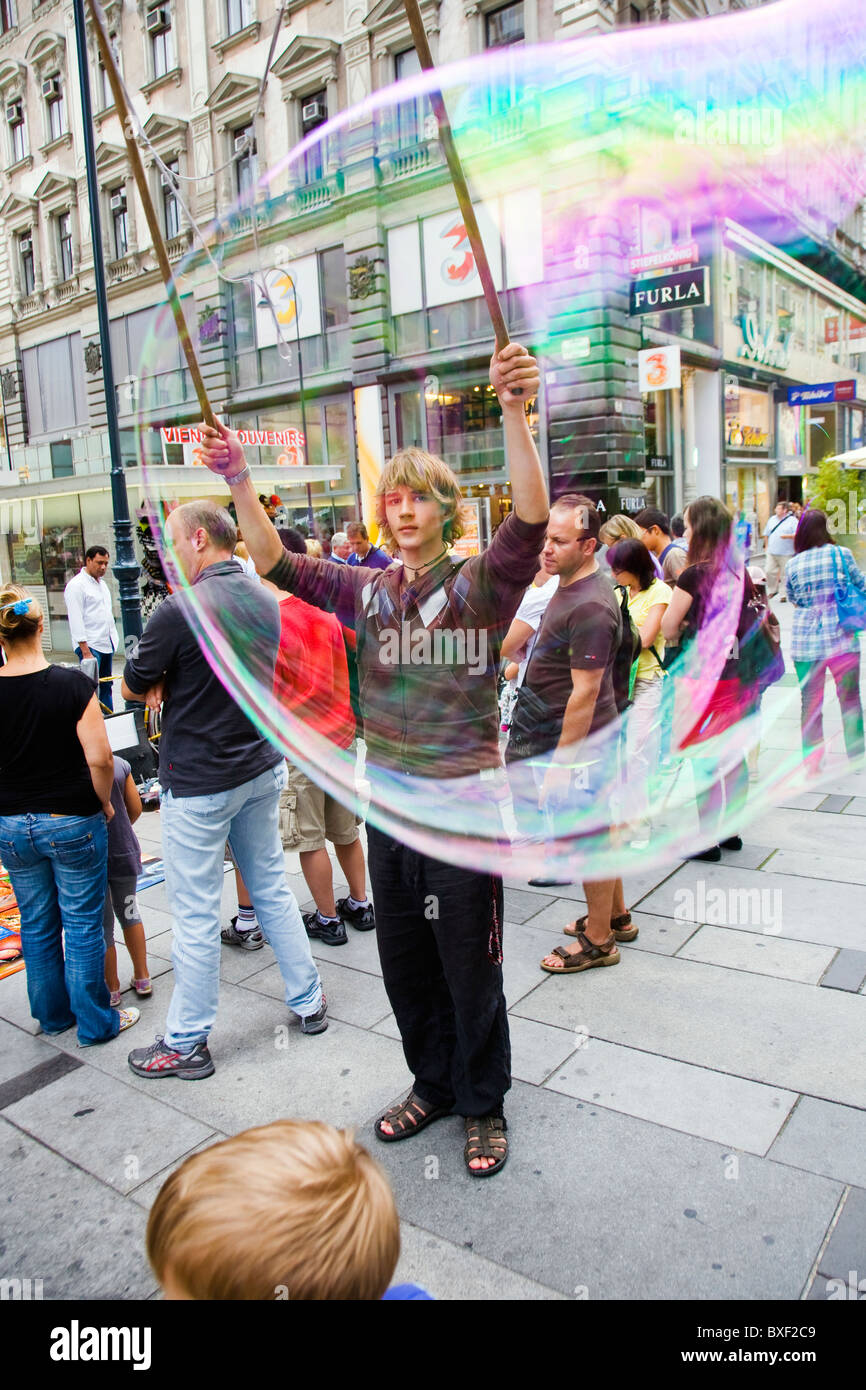 Vienna Street Performer rendendo gigantesche bolle di sapone. Foto Stock