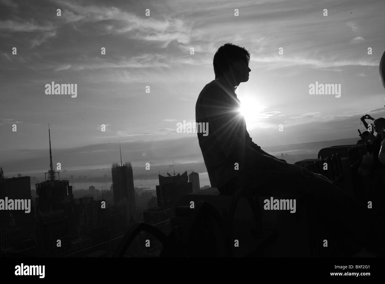 La silhouette di un uomo sul Rockefeller Center di New York Foto Stock