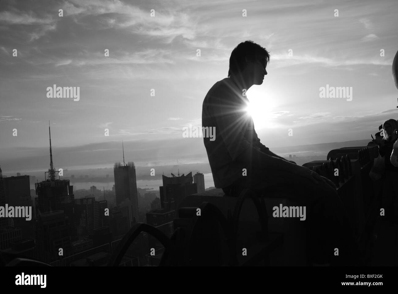 La silhouette di un uomo sul Rockefeller Center di New York Foto Stock
