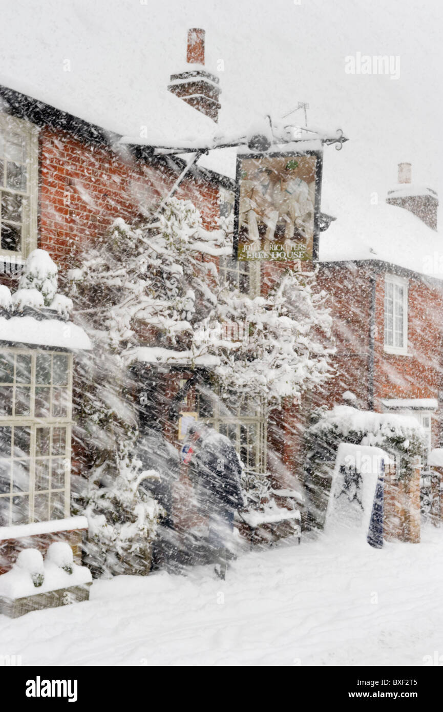 Inverno meteo, neve pesante e blizzard copre un villaggio locale pub rurale Foto Stock