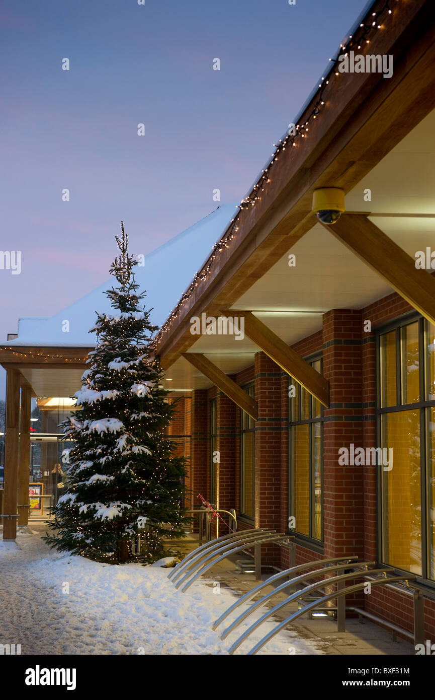 Rotaie di bicicletta e albero di Natale al di fuori il supermercato Tesco in Gerrards Cross Buckinghamshire REGNO UNITO Foto Stock
