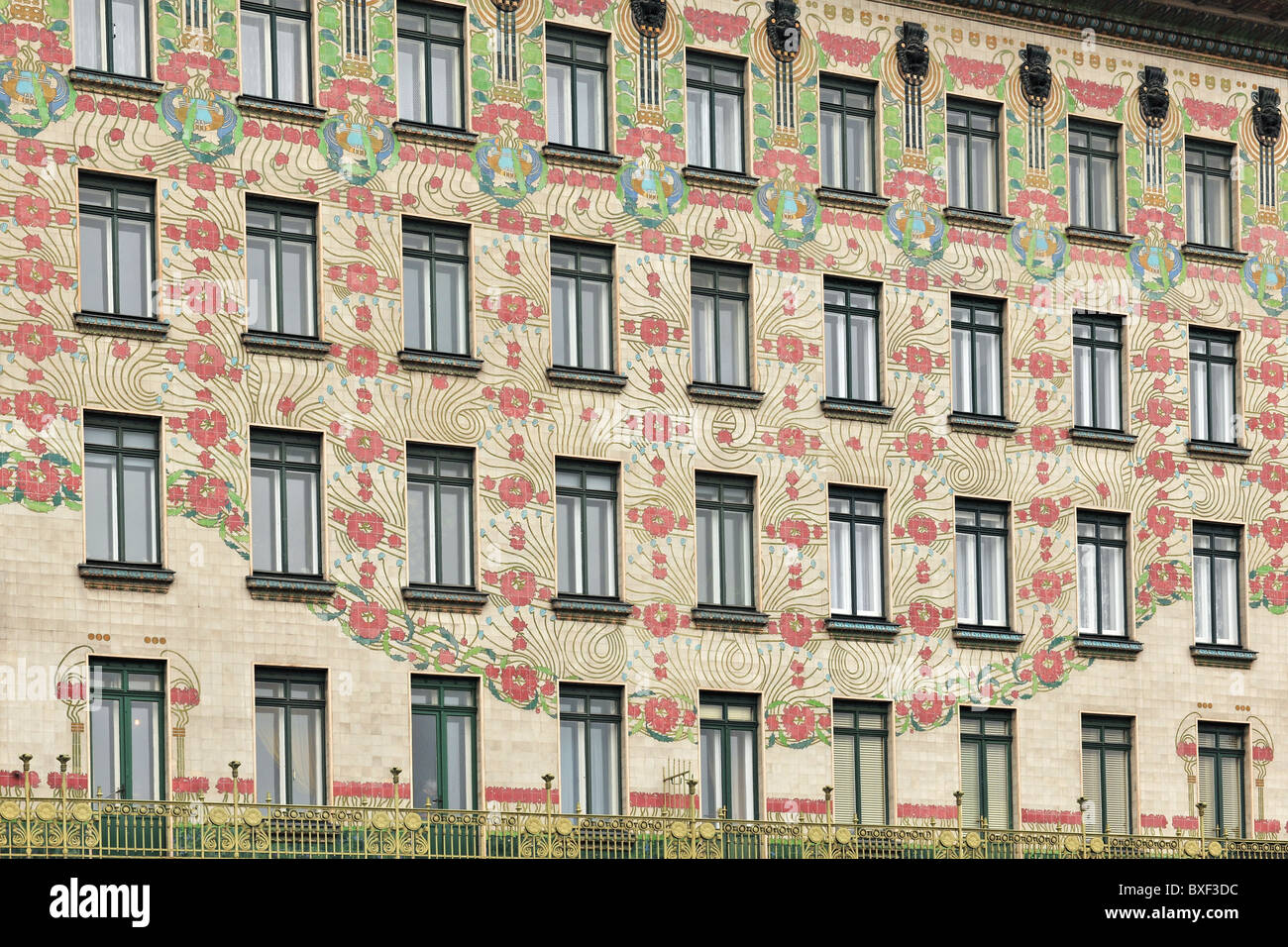 VIENNA Austria appartamento Majolikahaus facciata di edificio 1899 dalla moderna architetto Otto Wagner nei pressi di Vienna Naschmarket Foto Stock