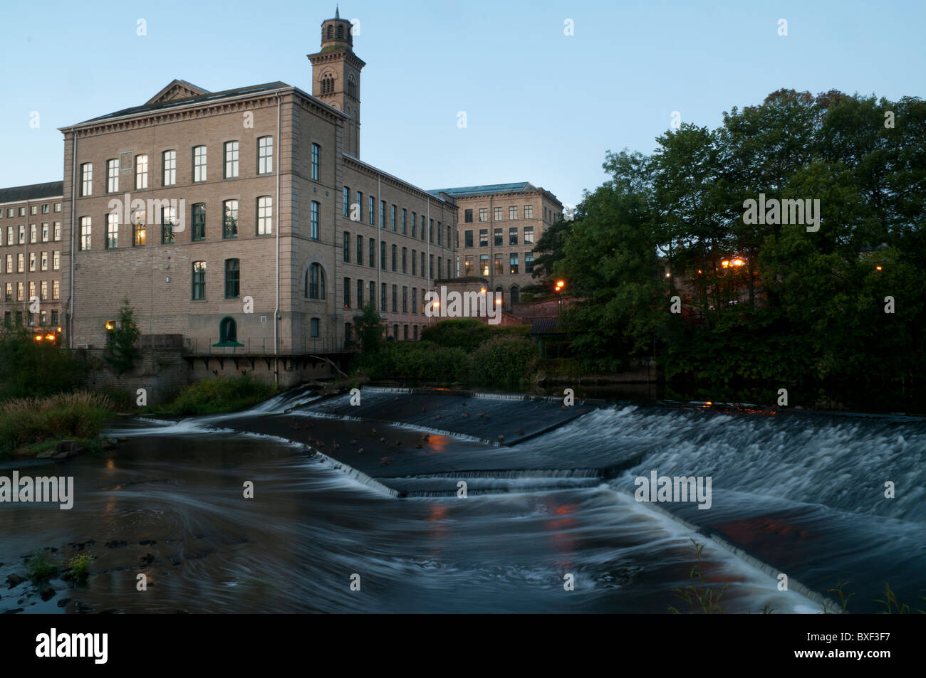 Nuovo mulino e il fiume Aire a Saltaire, West Yorkshire. Foto Stock