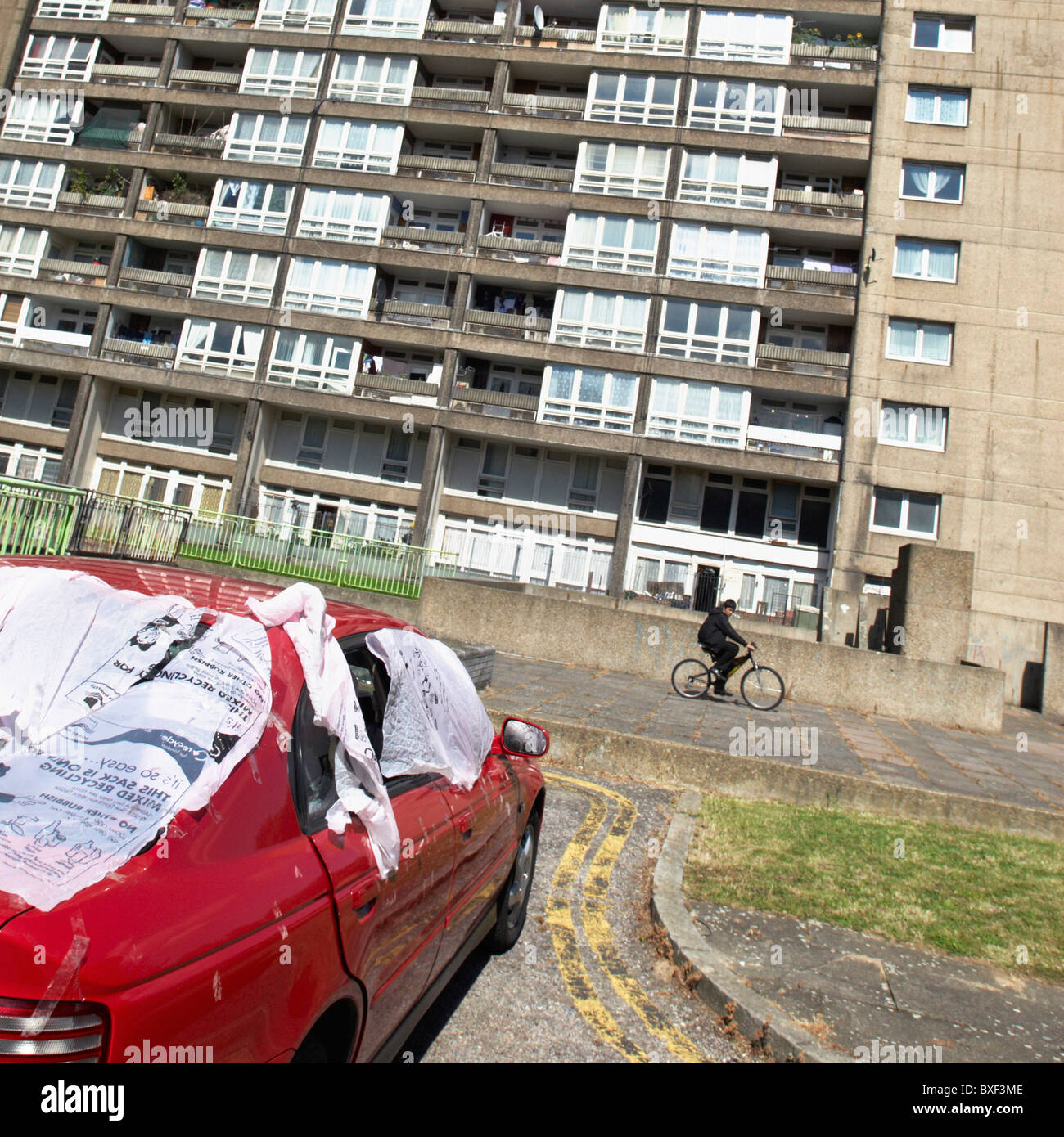Soggetto ad atti vandalici auto al di fuori appartamenti pioppo East London REGNO UNITO Foto Stock