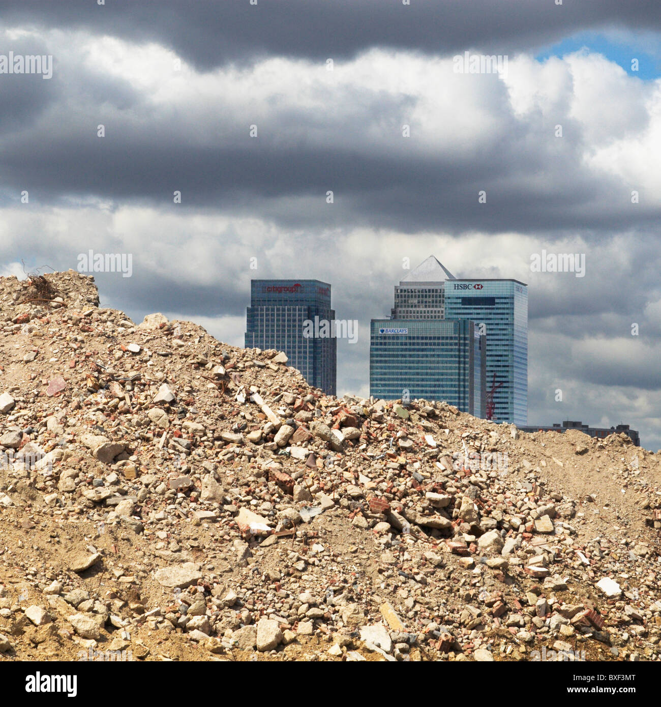 Demolizione sito vicino a Canary Wharf East London REGNO UNITO Foto Stock