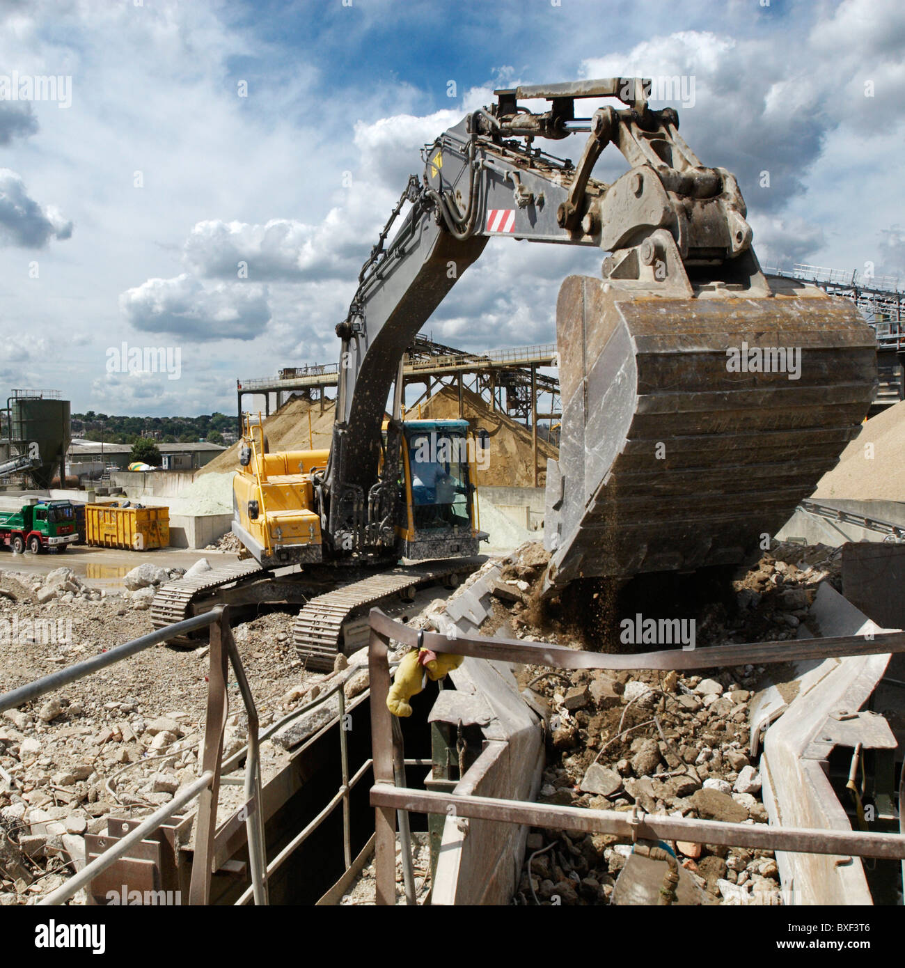 Il caricamento in un cantiere di pietrisco in una macchina di separazione a materiali di costruzione e impianto di riciclaggio, Greenwich, Londra. Foto Stock