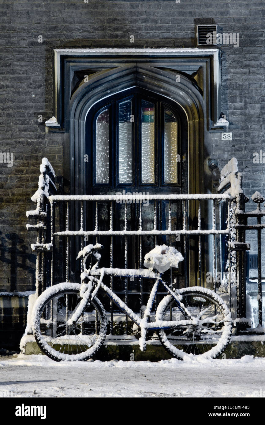 Molte università di Cambridge gli studenti correre in bici, ma questi sono stati lasciati fuori nella neve e un aspetto più attraente rispetto ridable Foto Stock