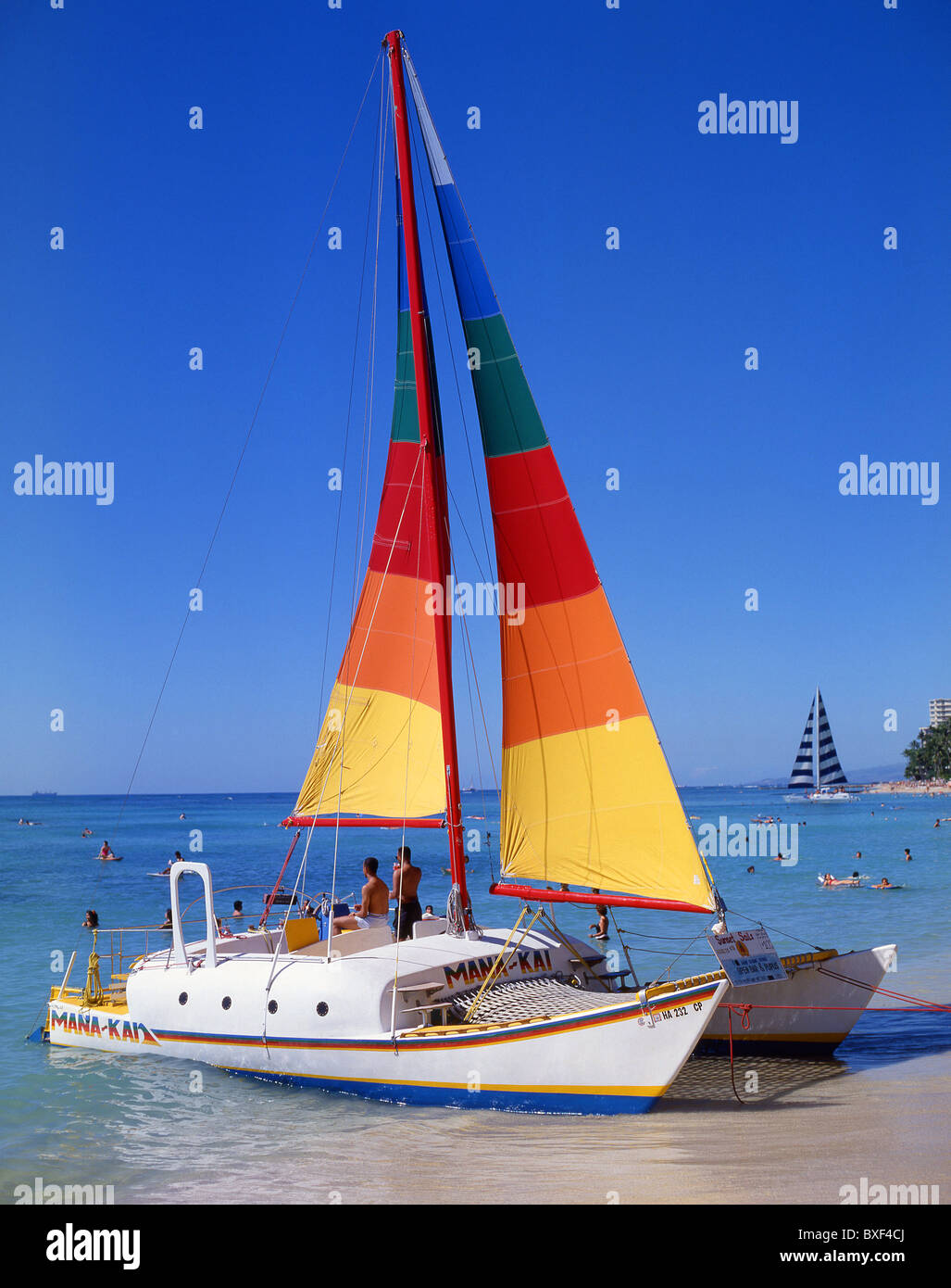 Catamarano Mana Kai su Waikiki Beach, Honolulu, Oahu, Hawaii, Stati Uniti d'America Foto Stock