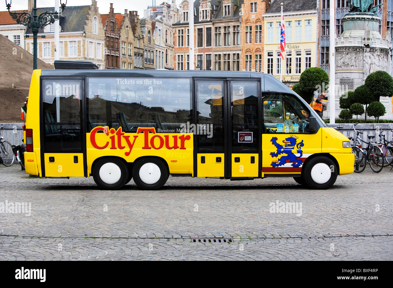 City Tour Bus, Grand Place, Bruges, Belgio, Europa Foto Stock