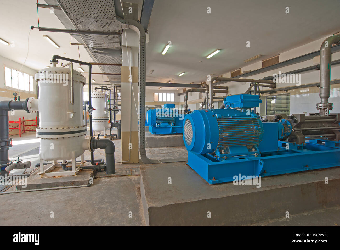 Camera della pompa in un impianto di dissalazione con macchine di grandi dimensioni Foto Stock