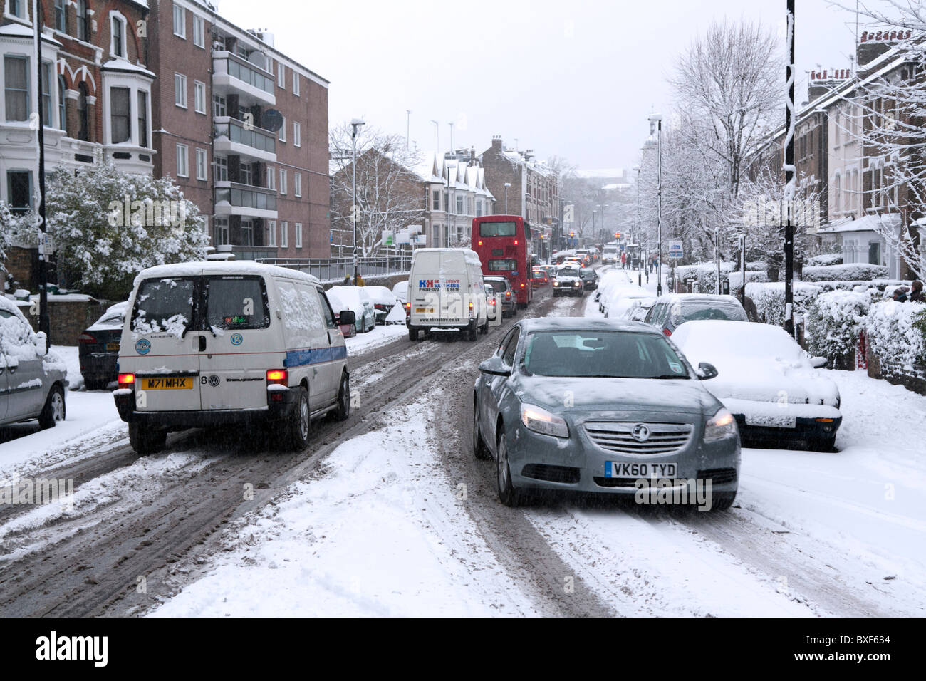 Tempesta di neve in inverno - Brecknock Road - Camden - Londra Foto Stock