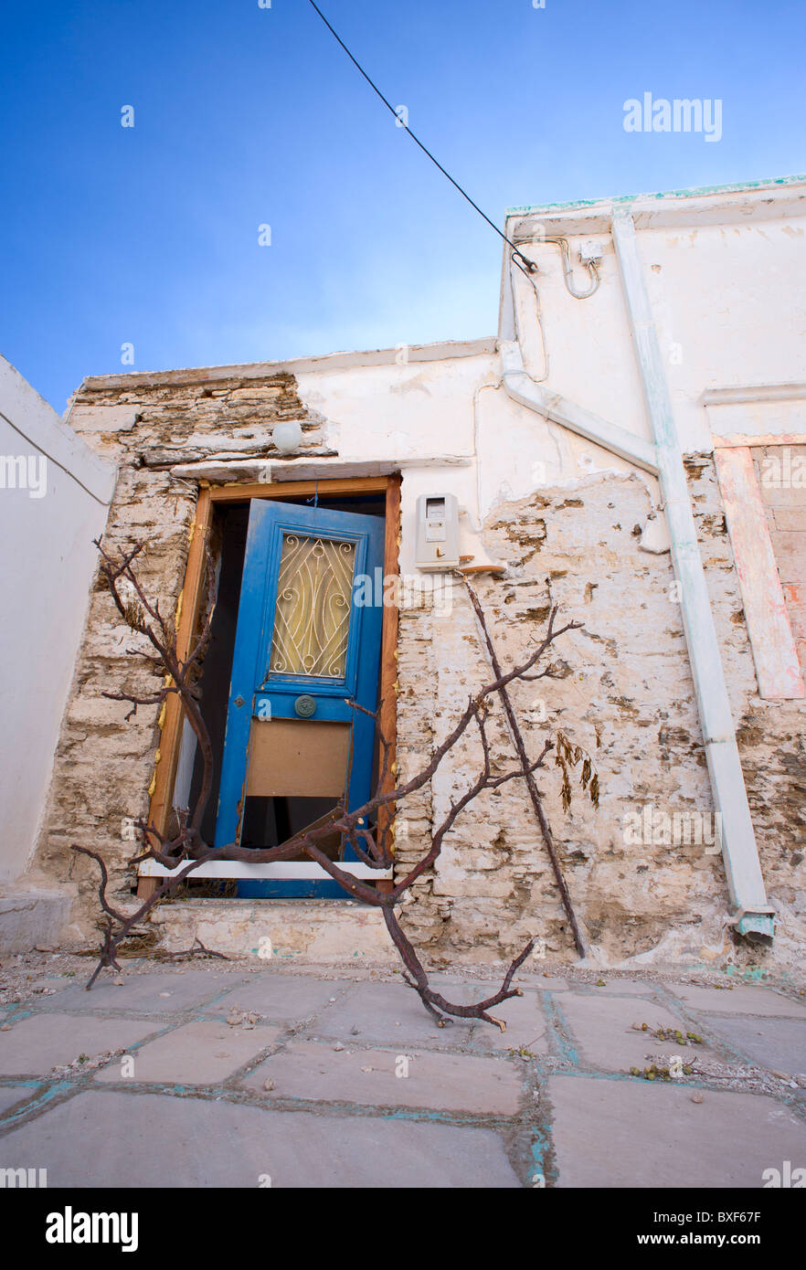 Facciata di una casa abbandonata in Isternia, un piccolo villaggio greco situato sull'Cyclade isola di Tinos. Foto Stock