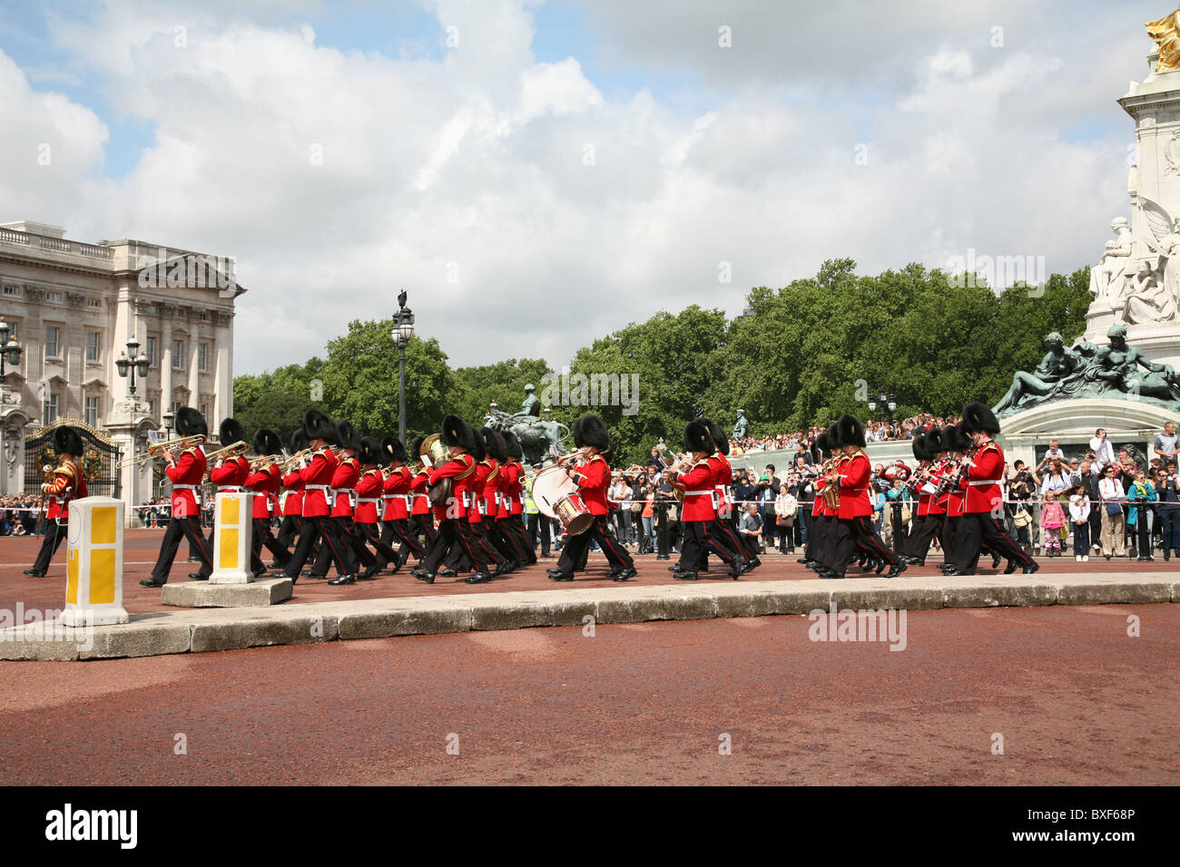 Cambio della guardia di fronte a Buckingham Palace Foto Stock